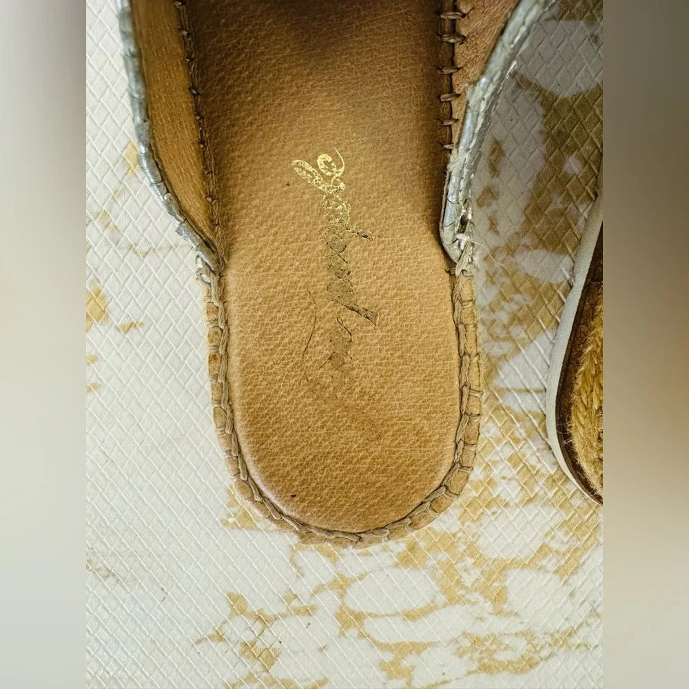 🔥🔥FINAL CLEARENCE🔥🔥 FREE PEOPLE Silver Snake Shoes - Picture 6 of 7